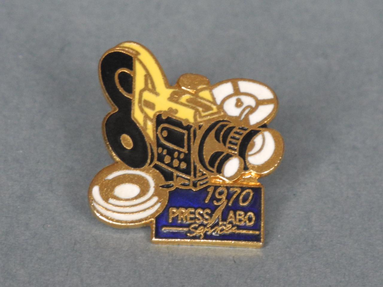 *Pin's Press-Labo service*