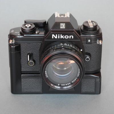 *Nikon EM1979 (gainage façon cuir) petit bouton argenté en facade*
