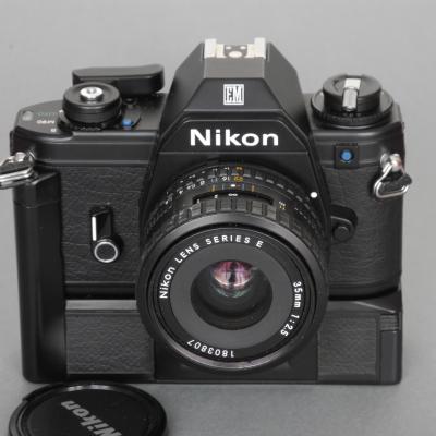 *Nikon EM 1979 première variante (gainage lisse) et boutons couleur bleue*