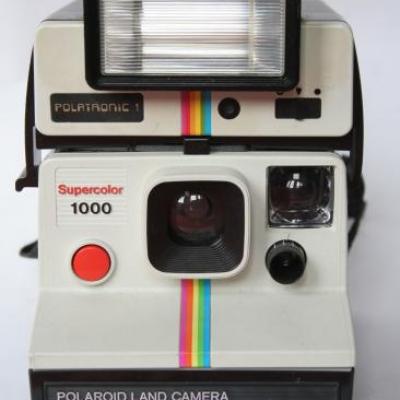 *Polaroid 1000  ( modèle lentille carré )  avec flash 1977*