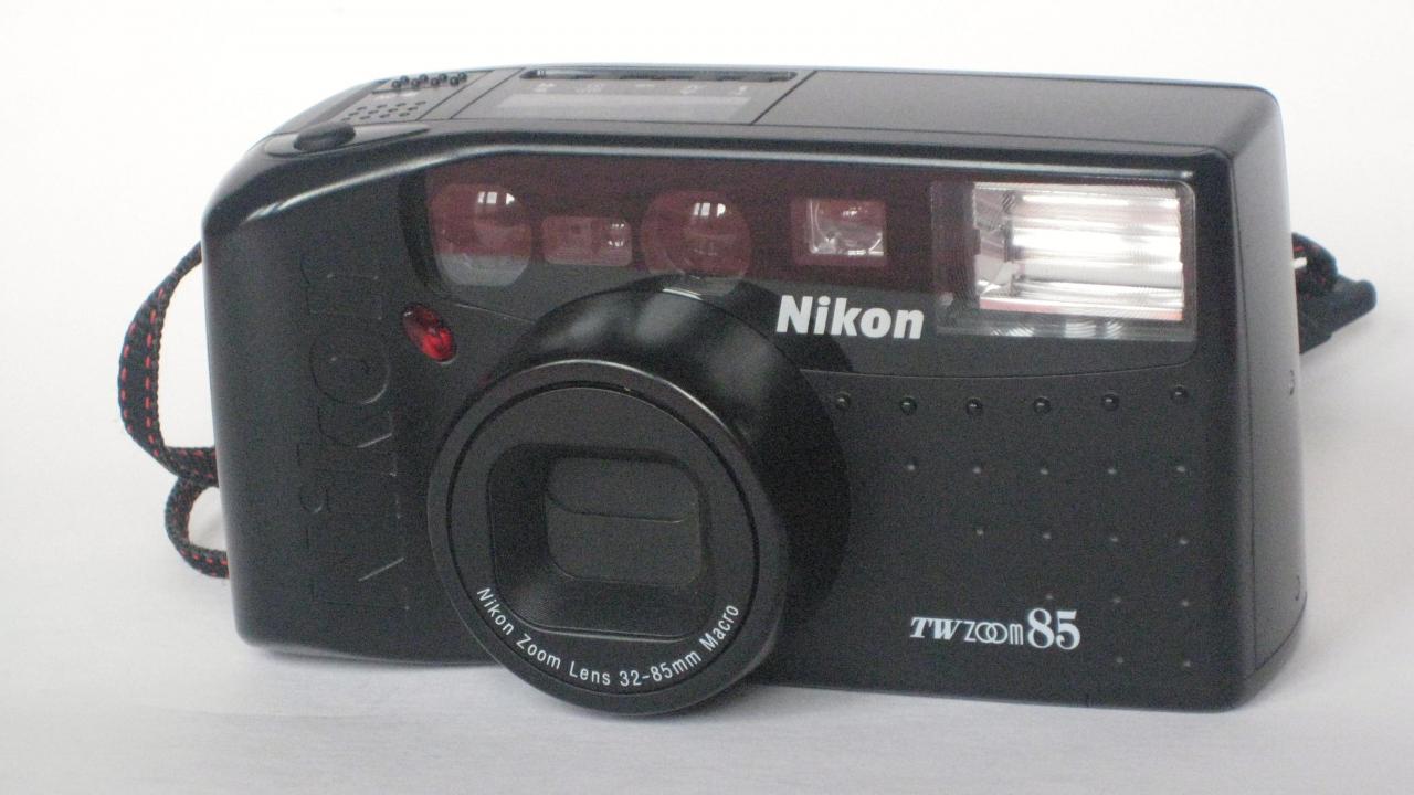 *Nikon Zoom 85 film135 1982*
