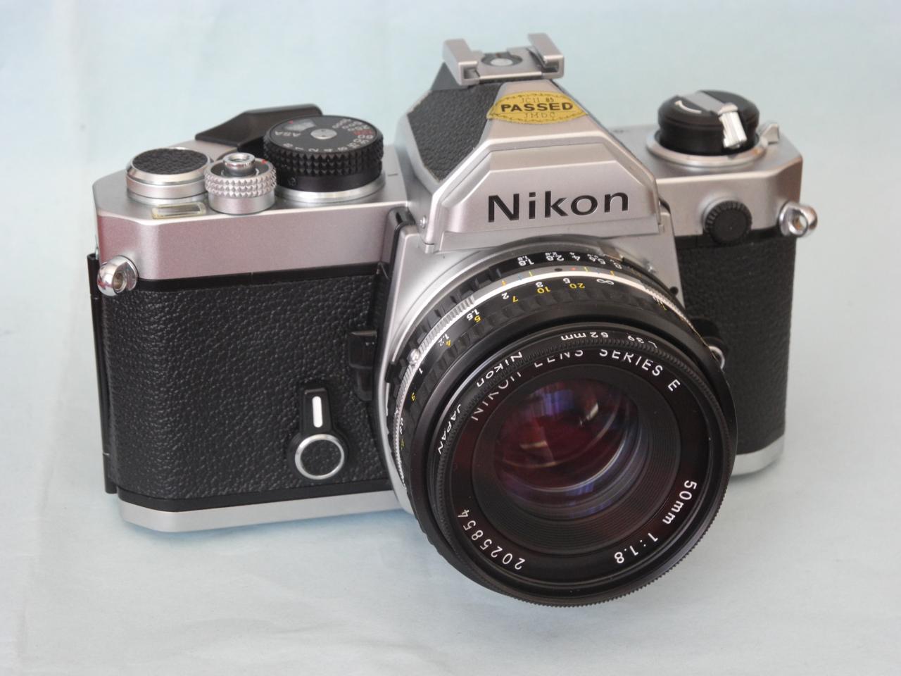 *Nikon FM 1977/82 des cannelures entoure le bouton du declencheur*