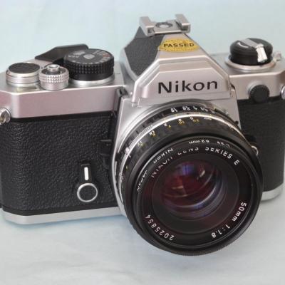 *Nikon FM 1977/82 des cannelures entoure le bouton du declencheur*