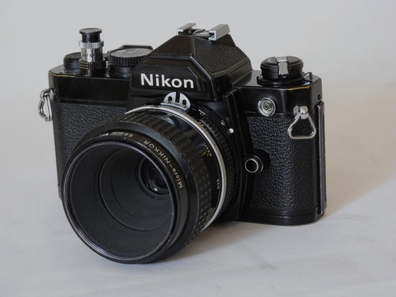 *Nikon FM 1977/82 des cannelures entoure le bouton du declencheur*