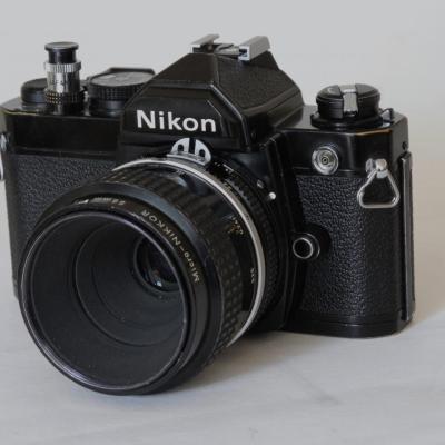 *Nikon FM 1977/82 des cannelures entoure le bouton du declencheur*